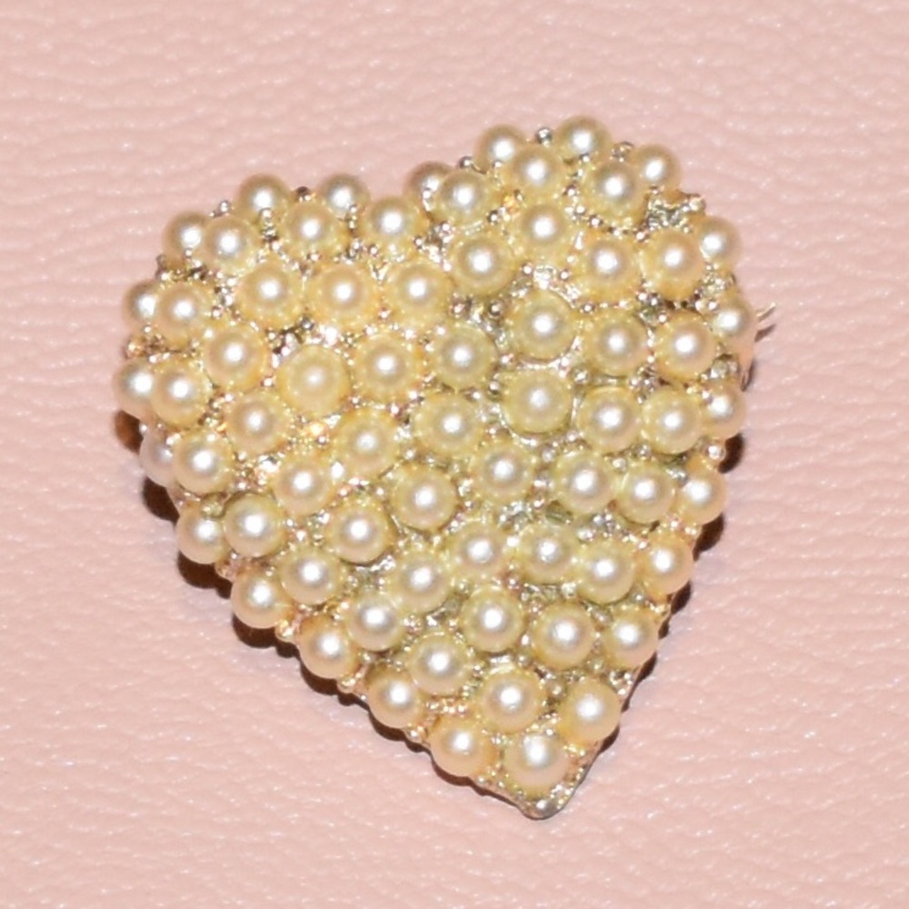 “Pearls” heart pin 💛